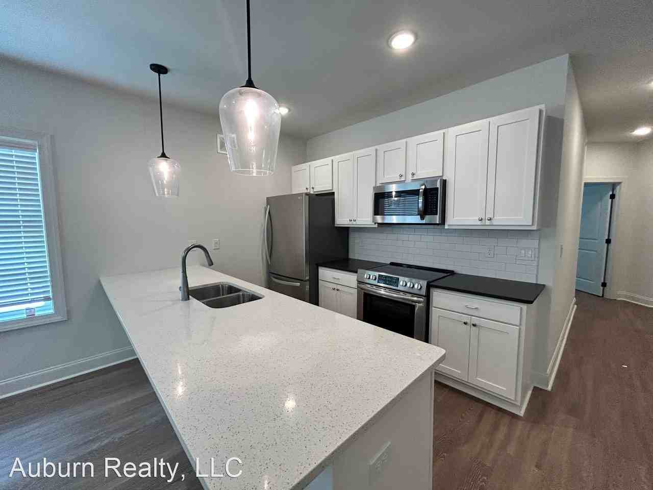 Farmville Lakes Apartments 605 Cloverdale Drive Auburn, AL 36830 - Photo 2 of 37