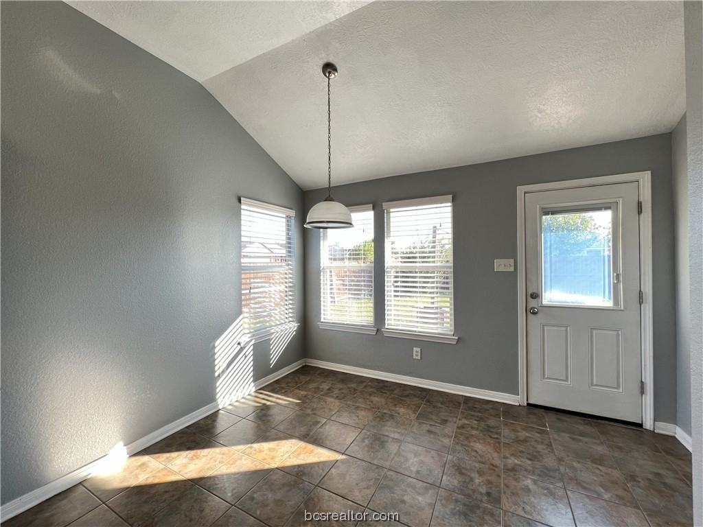 1001 Fallbrook Loop - Photo 3 of 18