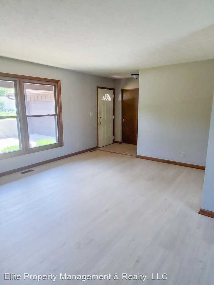 832 Ashland St - Photo 2 of 18