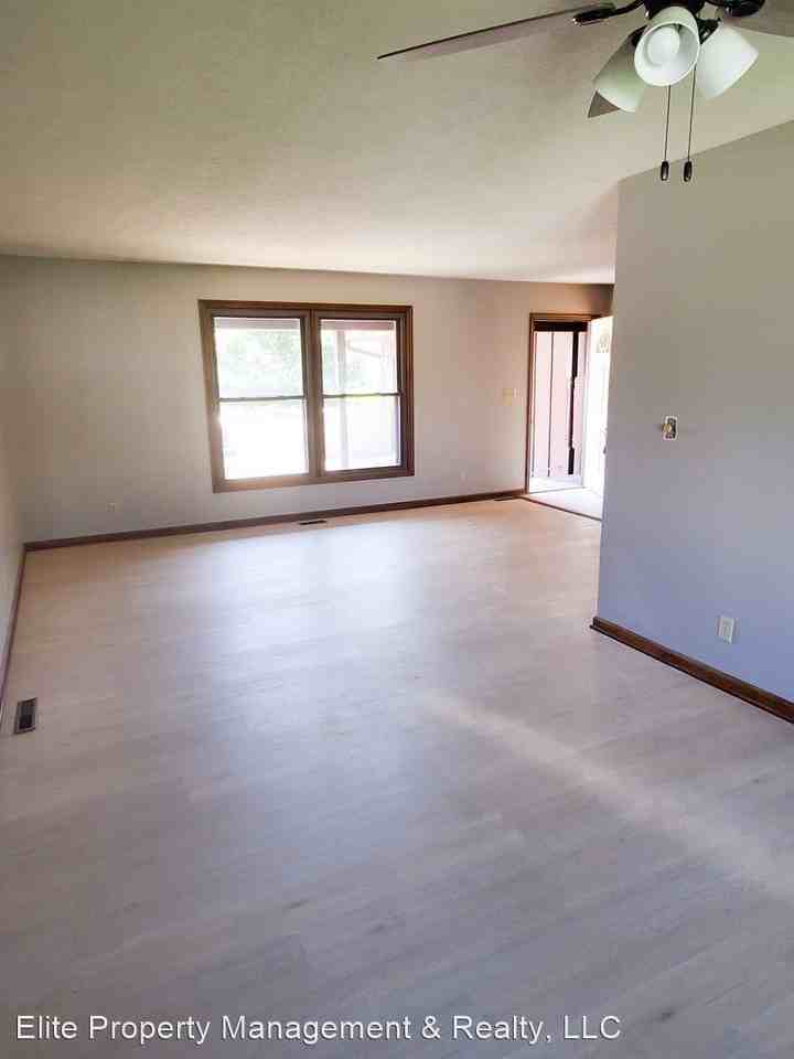 832 Ashland St - Photo 3 of 18