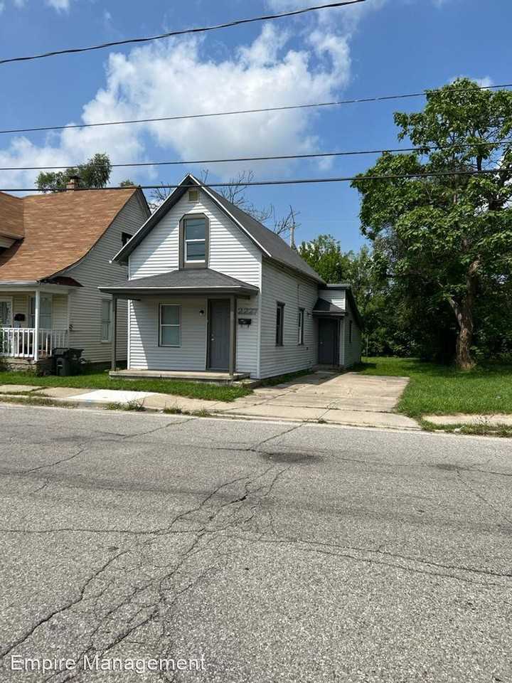 2227 Linden Ave - Photo 2 of 15