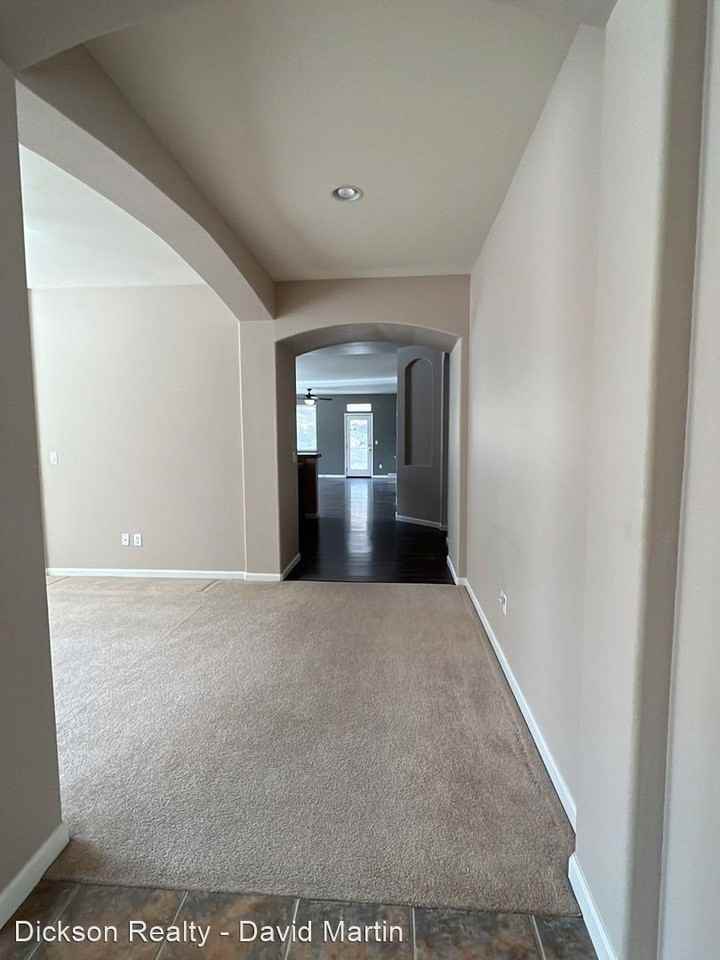 6242 Ten Mile Ct - Photo 2 of 36