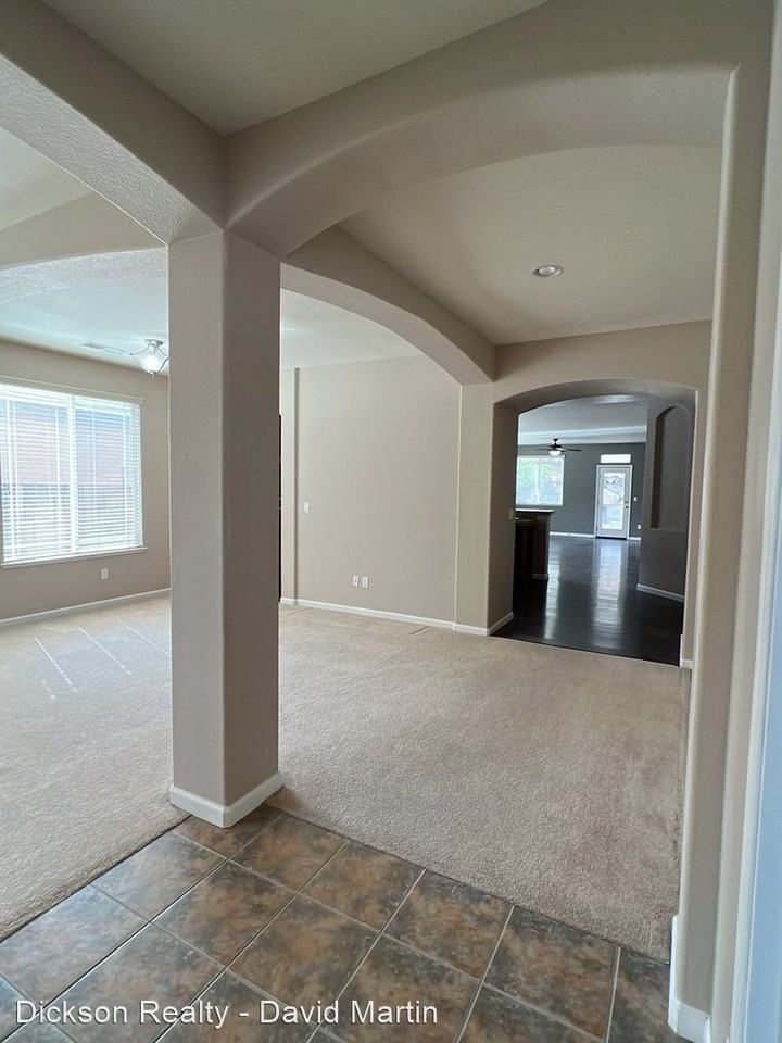 6242 Ten Mile Ct - Photo 3 of 36