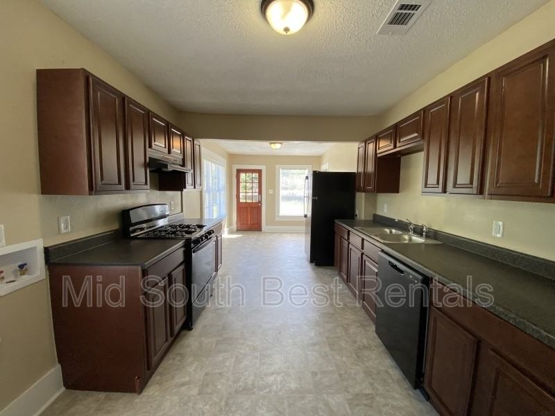 1601 Geyer St - Photo 3 of 8