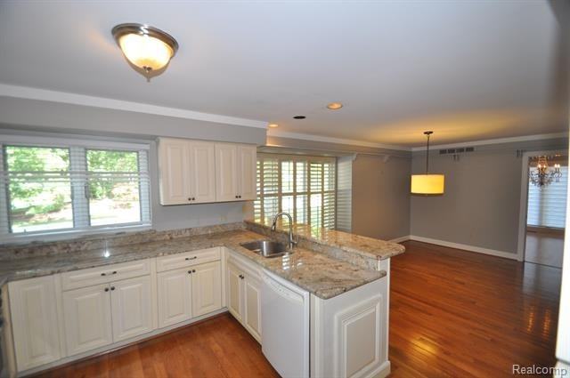 6081 Dunmore Dr - Photo 4 of 24