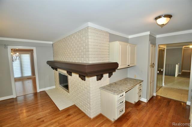 6081 Dunmore Dr - Photo 7 of 24