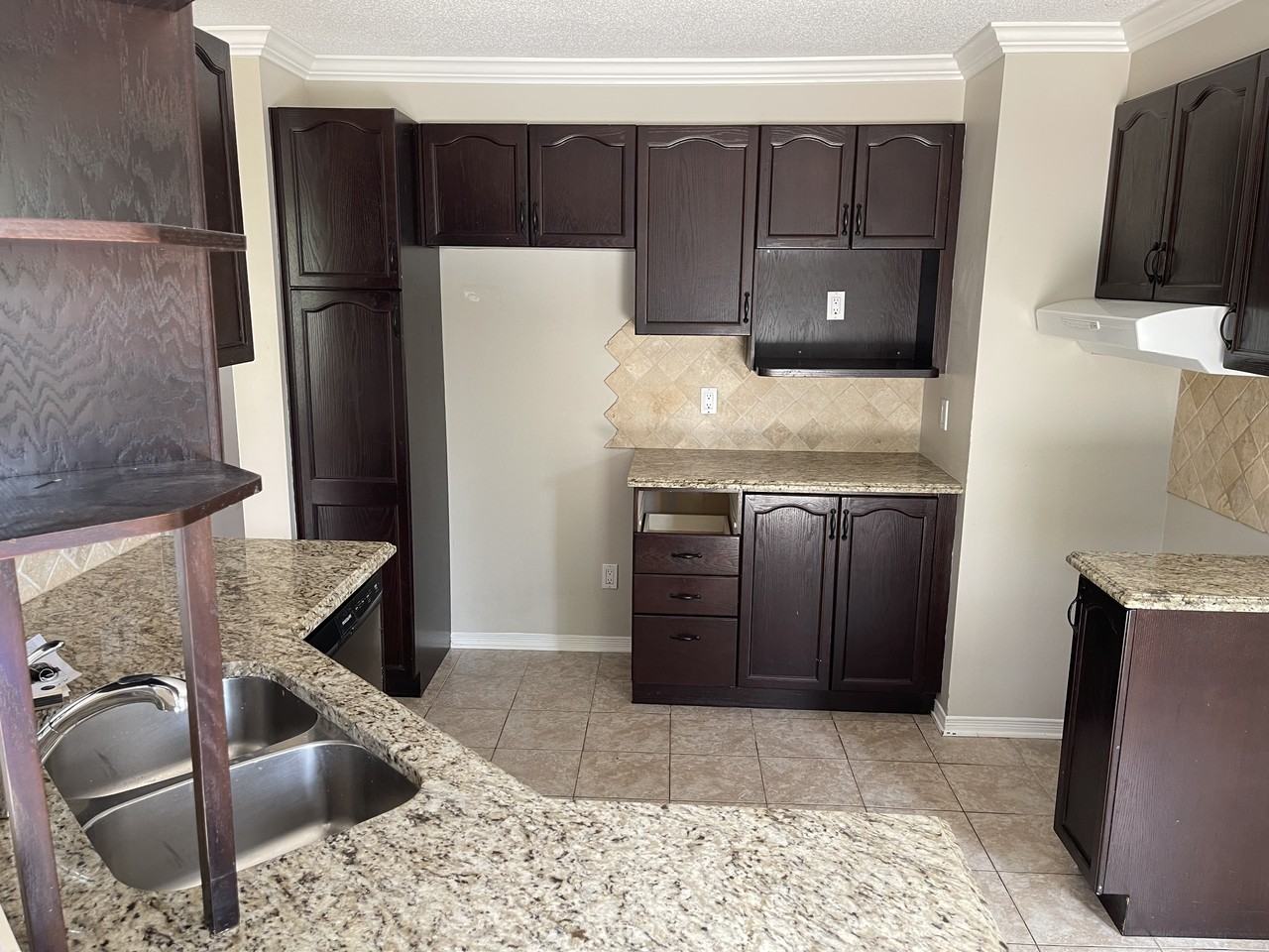 9 Rue MarcelChaput, Gatineau, QC J9A 3A9 3 Bedroom House for 2,600