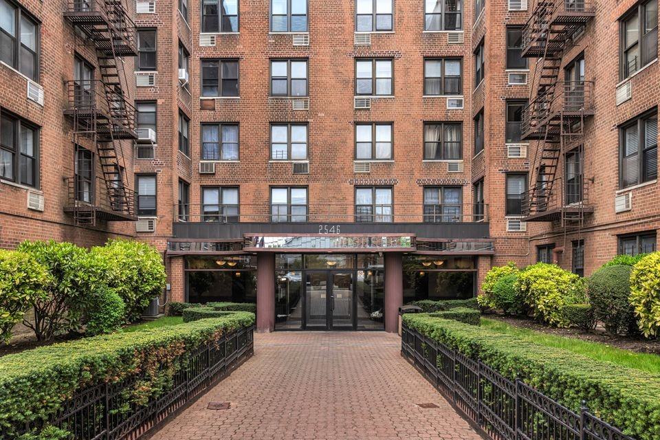 2546 East 13th Street #B5 - Photo 2 of 21