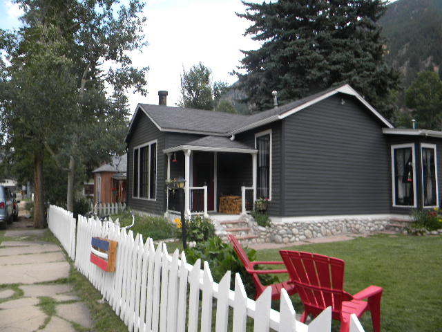 1008 Taos St - Photo 2 of 14