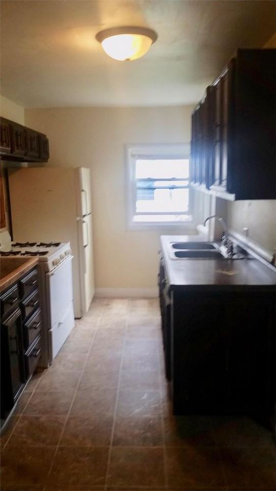 880 Wilson St - Photo 3 of 13