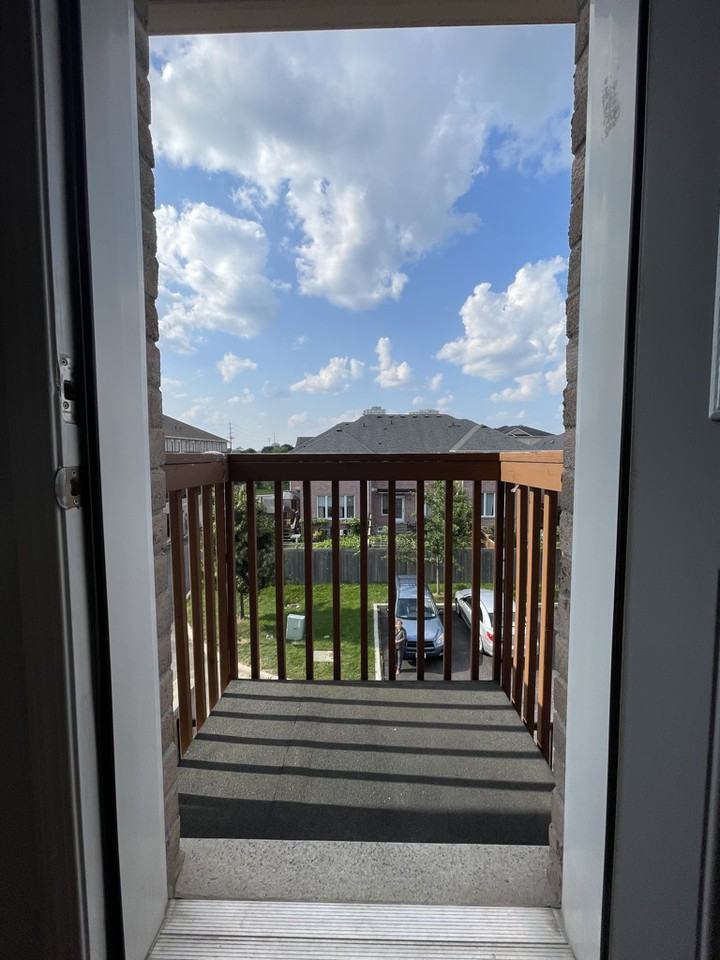 St Clair Ave E & Midland Ave