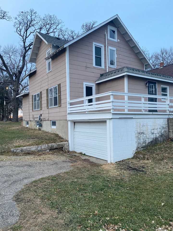 207 Independence Ave S #NA - Photo 3 of 32