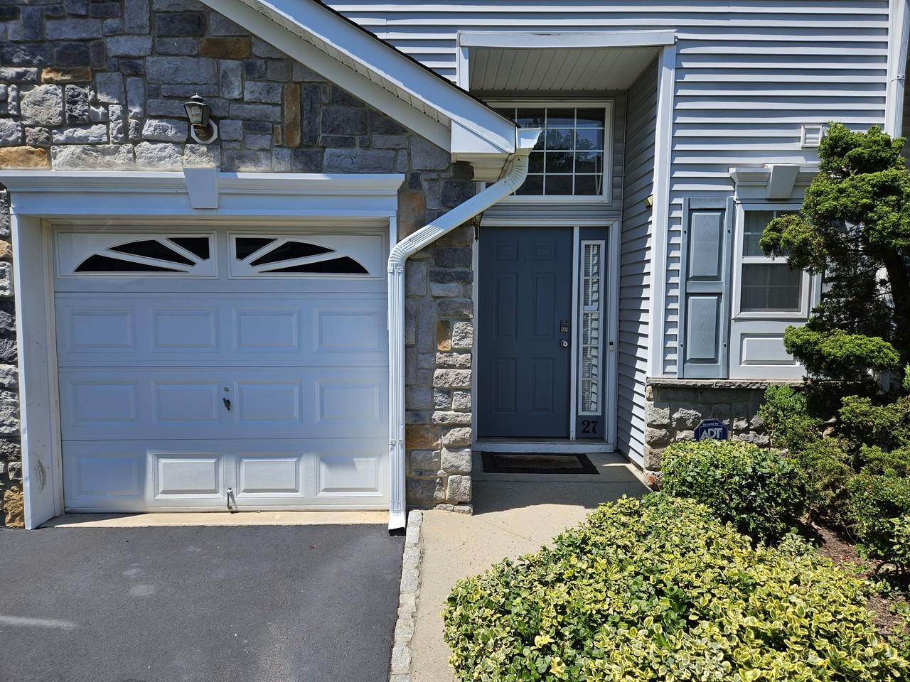 27 Harbor Bay Cir #27 - Photo 2 of 23