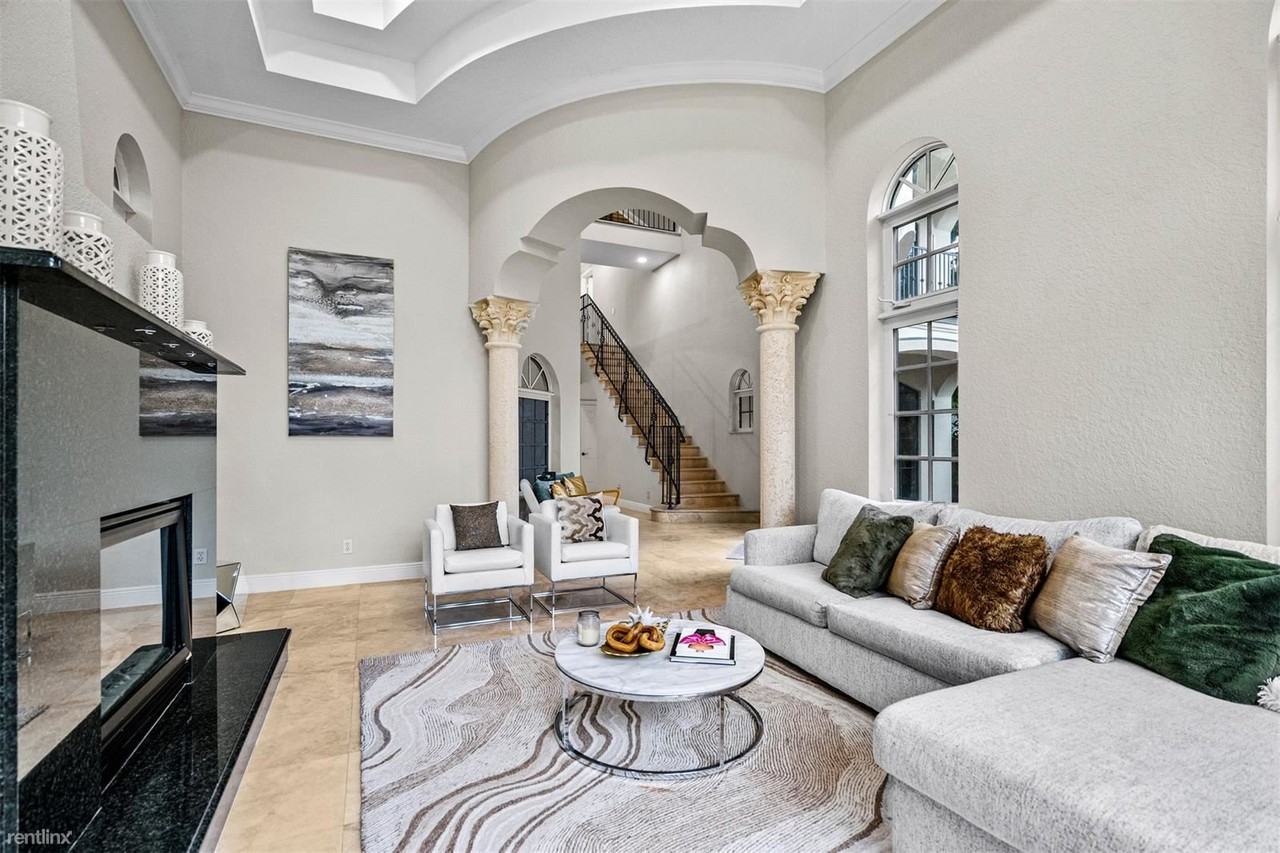 815 Se 2nd Ct - Photo 2 of 30