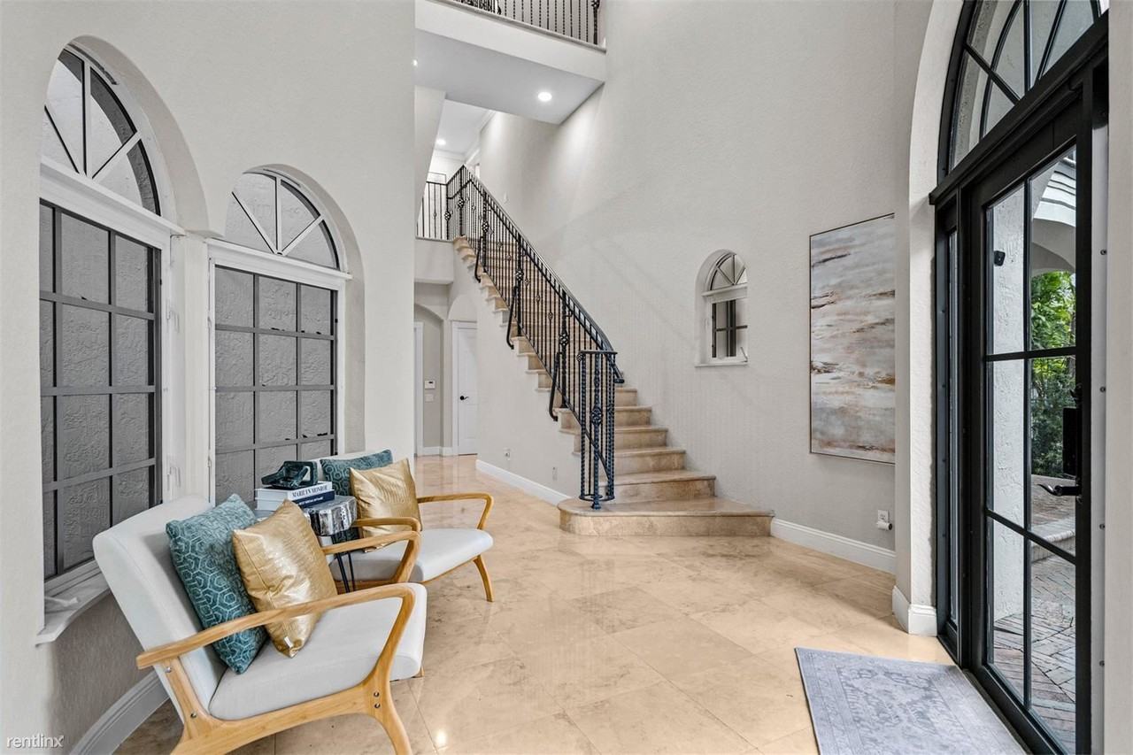 815 Se 2nd Ct - Photo 3 of 30