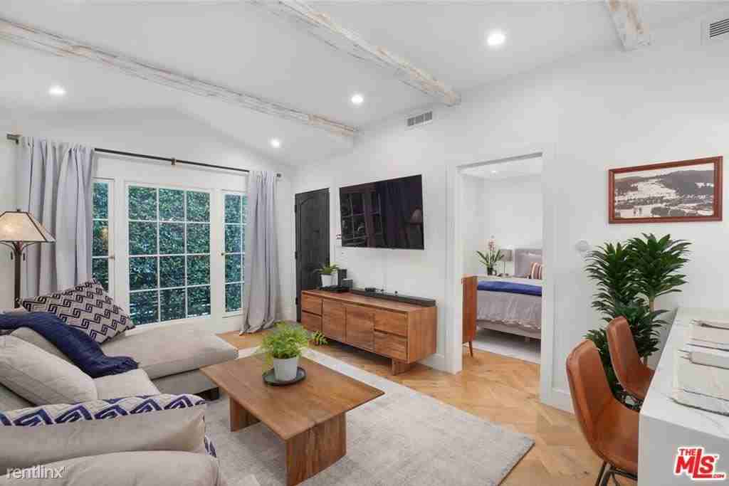 8062 Waring Ave - Photo 3 of 9