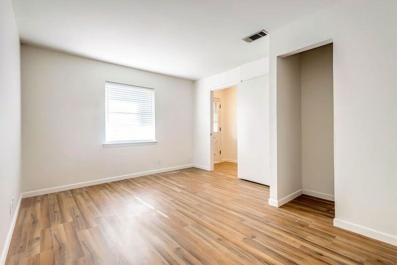 524 N Woods St - Photo 2 of 18