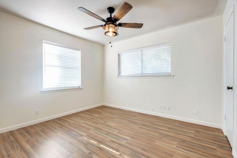 524 N Woods St - Photo 4 of 18