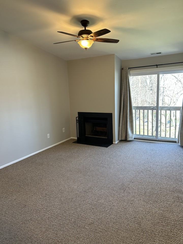 406 Durham Ct #406 - Photo 3 of 9