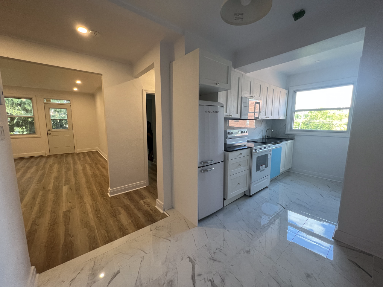 5745 Avenue de Darlington #9 - Photo 2 of 14