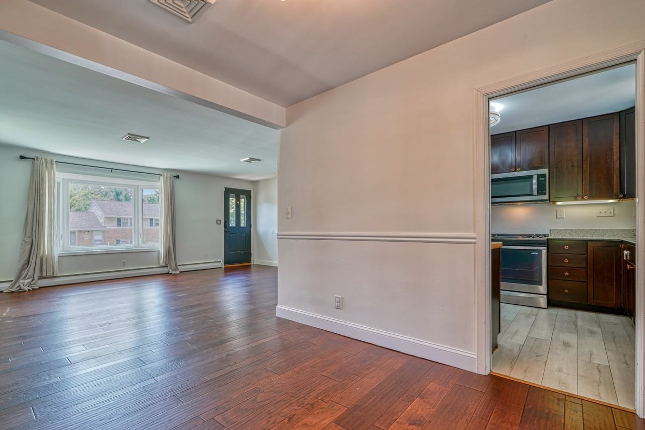 1908 Clifden Road - Photo 3 of 19