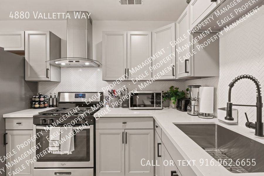 4880 Valletta Way - Photo 3 of 12