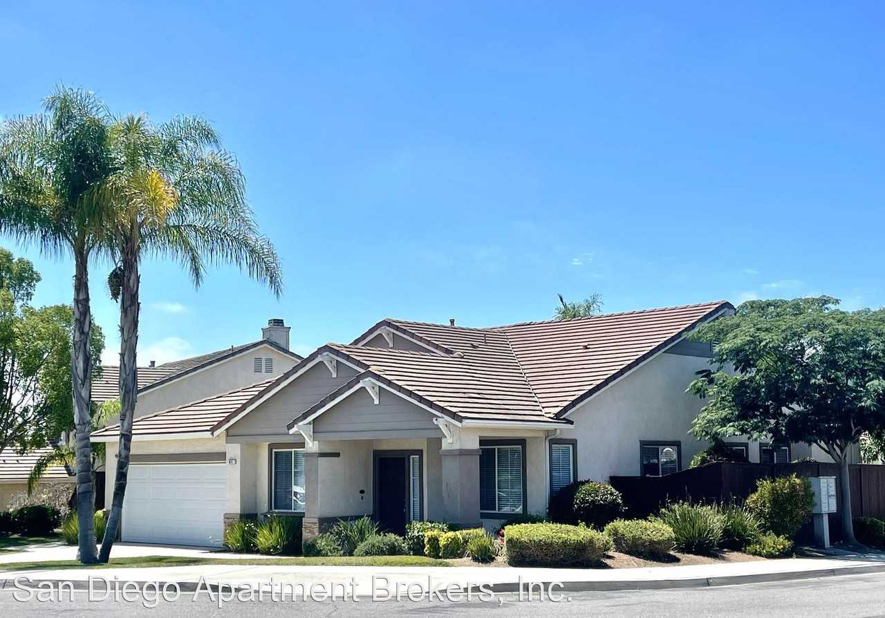Beautiful 4BR, 2B Oceanside home - Photo 2 of 18