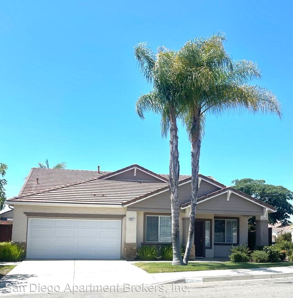 Beautiful 4BR, 2B Oceanside home - Photo 3 of 18