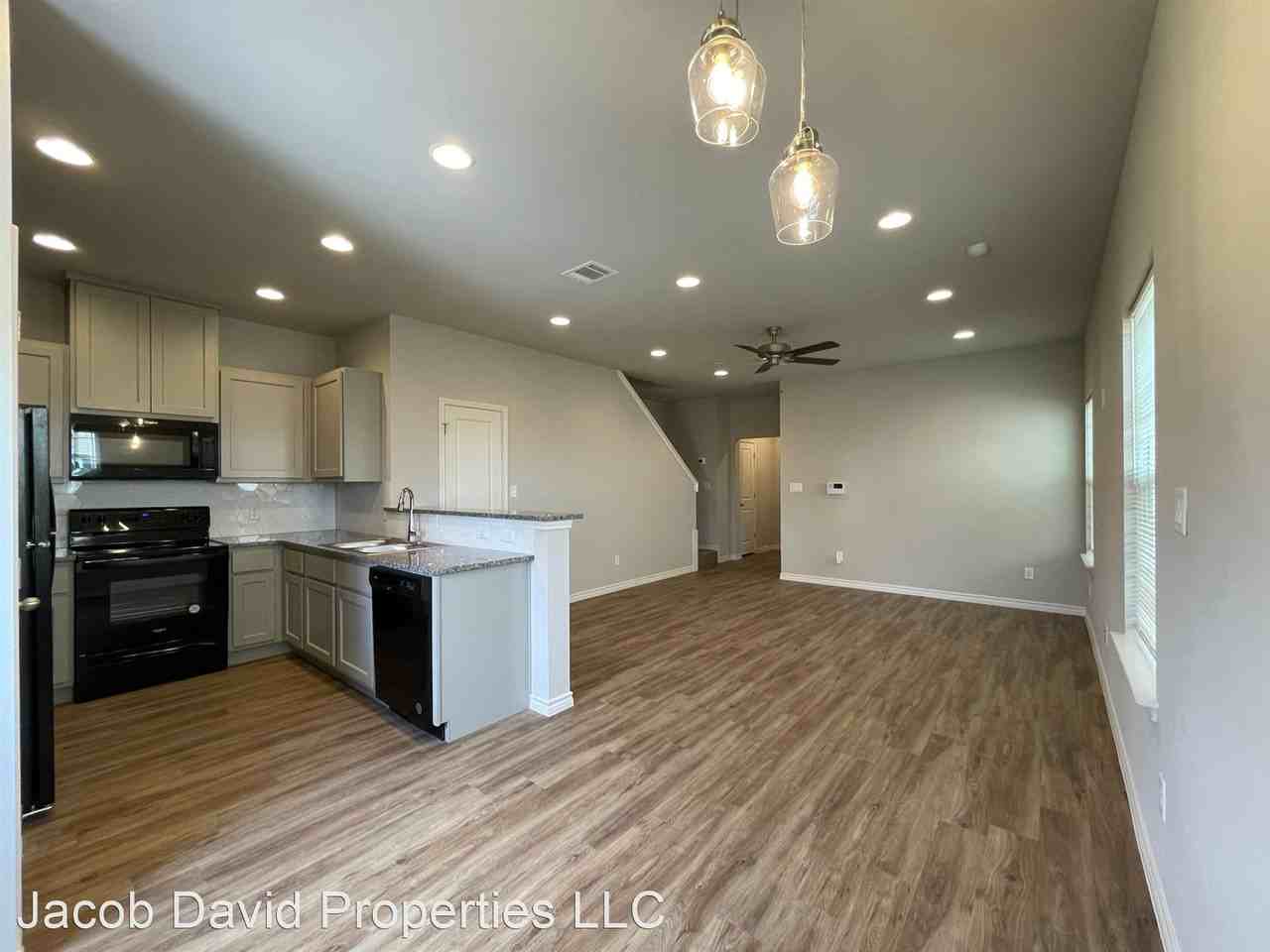 Townhome for rent - Photo 3 of 34