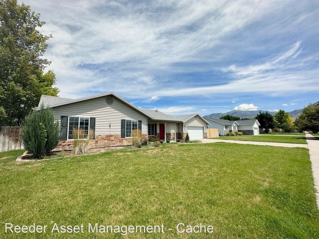 903 W 2730 S - Photo 2 of 20