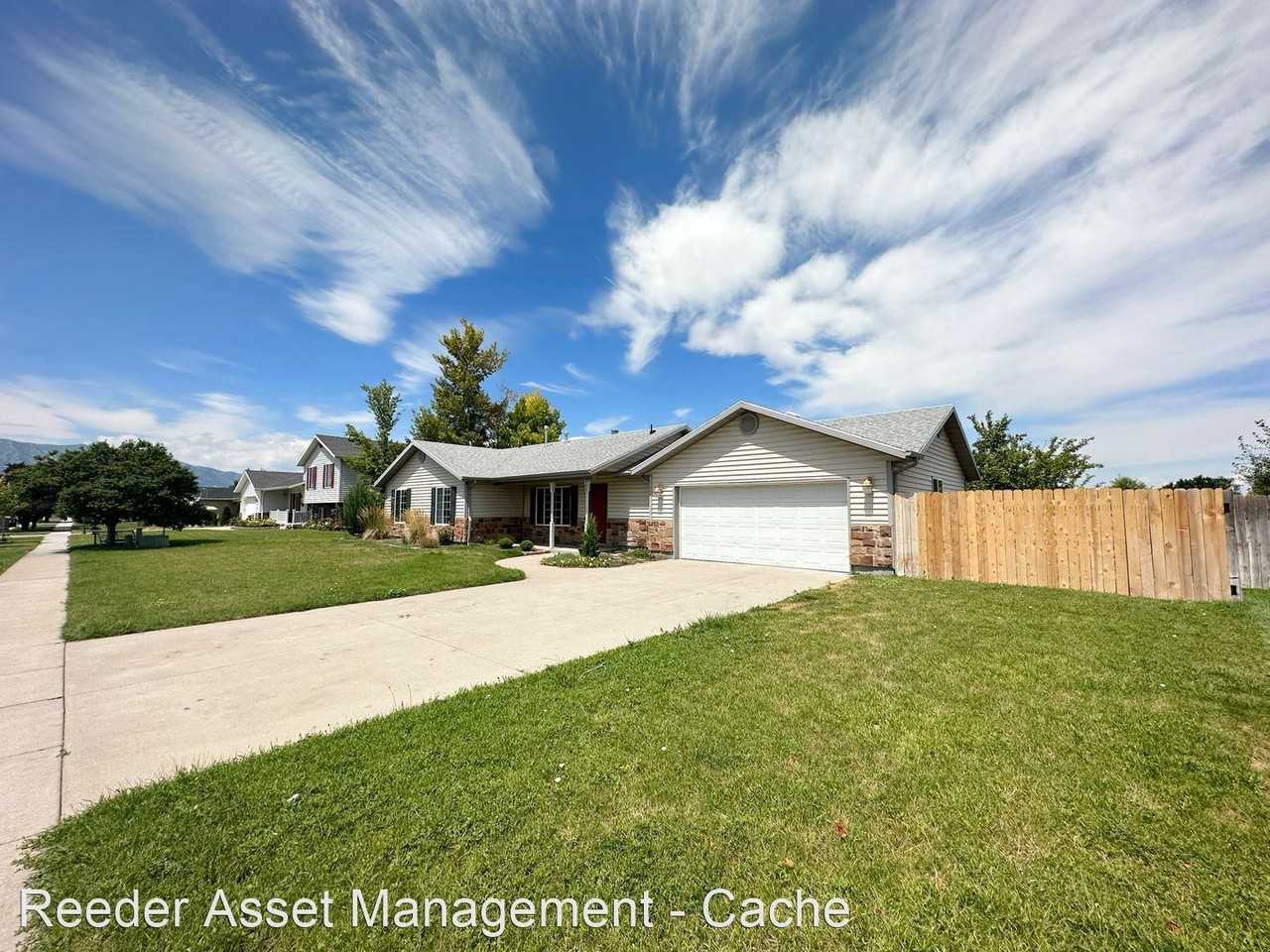 903 W 2730 S - Photo 3 of 20