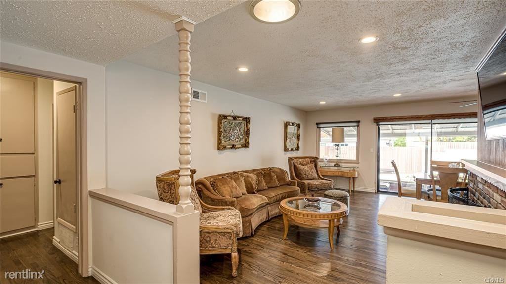 6139 Tampa Ave - Photo 3 of 10