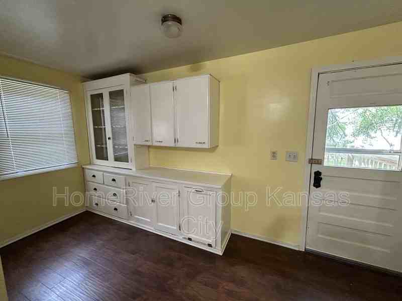 1602 S Evanston Ave - Photo 3 of 17