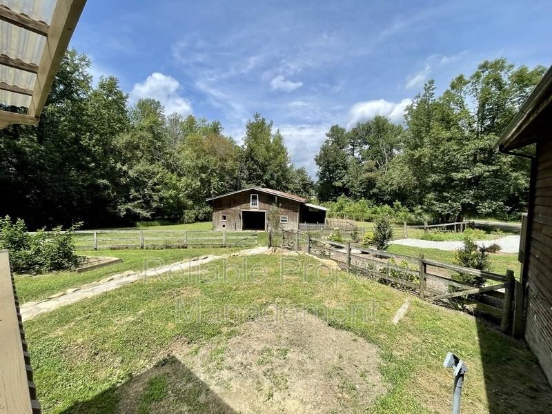 10611 Hampton Rd - Photo 2 of 38