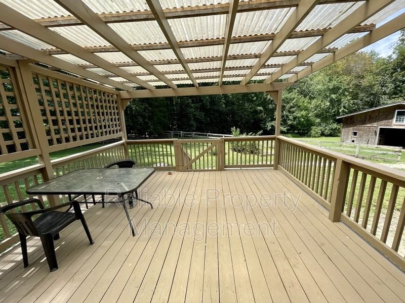 10611 Hampton Rd - Photo 3 of 38