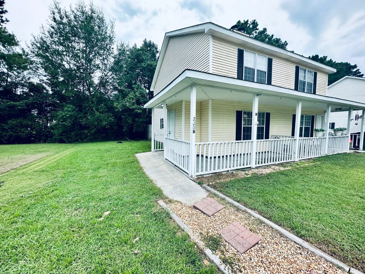 220 Plantation Rd #B - Photo 3 of 20