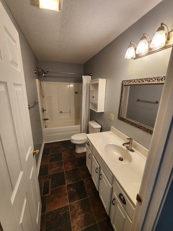 2503 Oakwood Ln - Photo 3 of 14