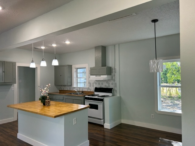 504 E 1st North St - Photo 3 of 12