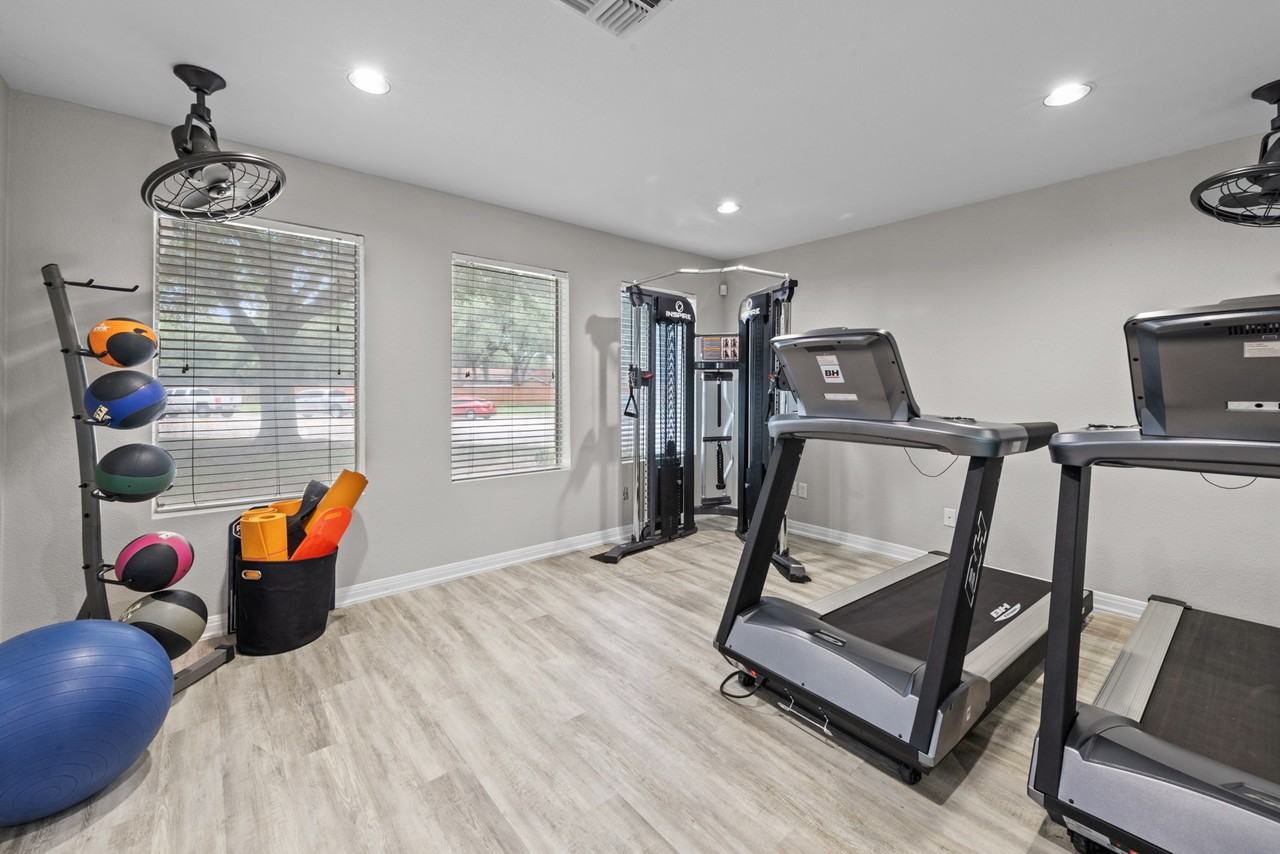 Peaks at Universal City - Photo 5 of 24