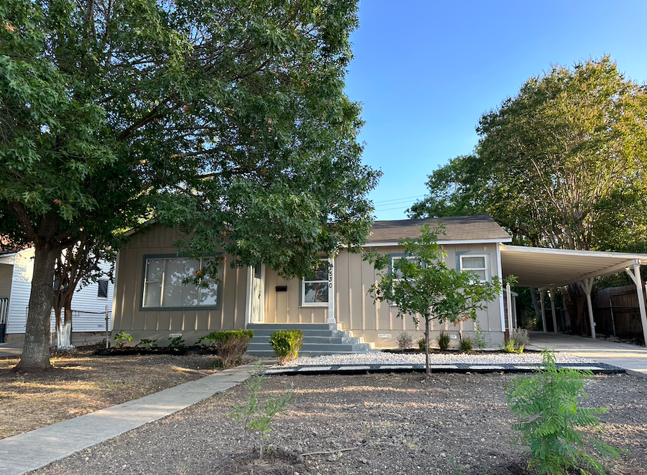 2530 W Mistletoe Ave #1 - Photo 2 of 4