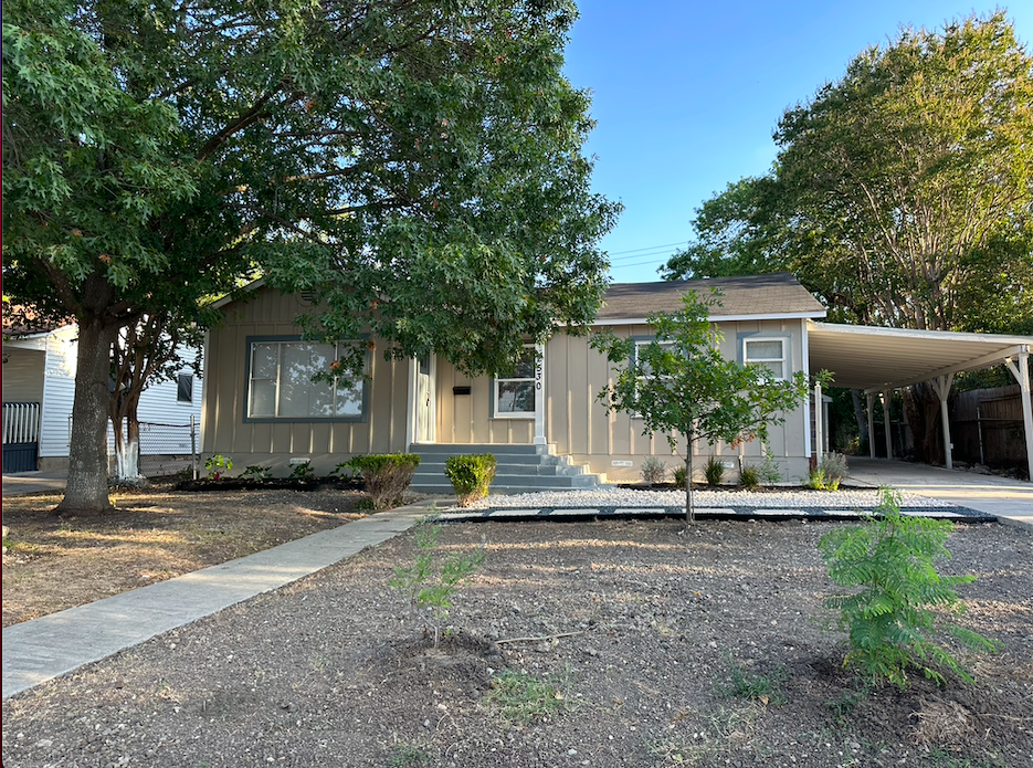 2530 W Mistletoe Ave #1 - Photo 3 of 4