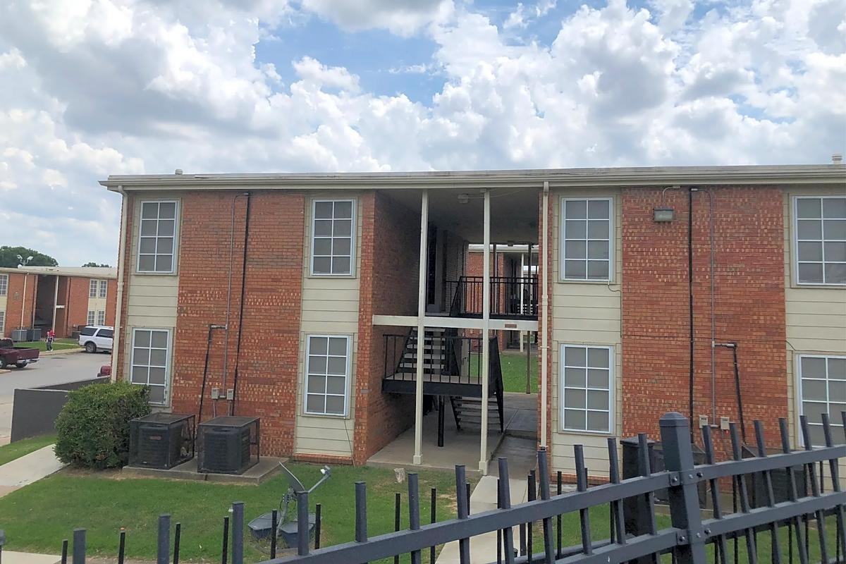 1607 E Young Pl