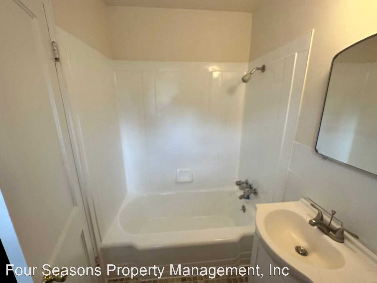 319 Wakefield Dr Apt C - Photo 3 of 8