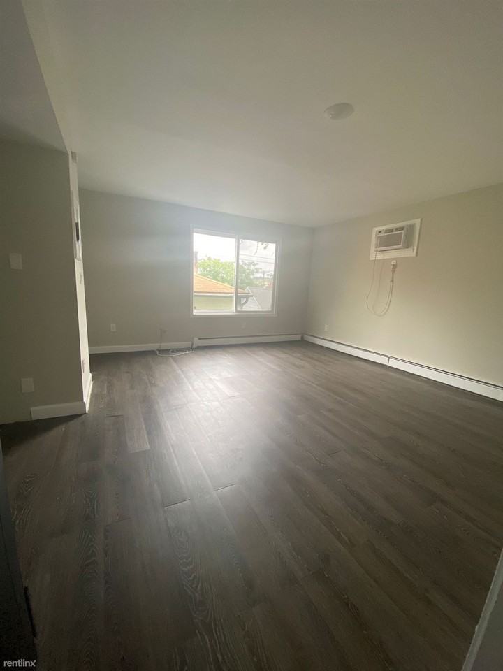 920 Whalley Ave - Photo 3 of 6
