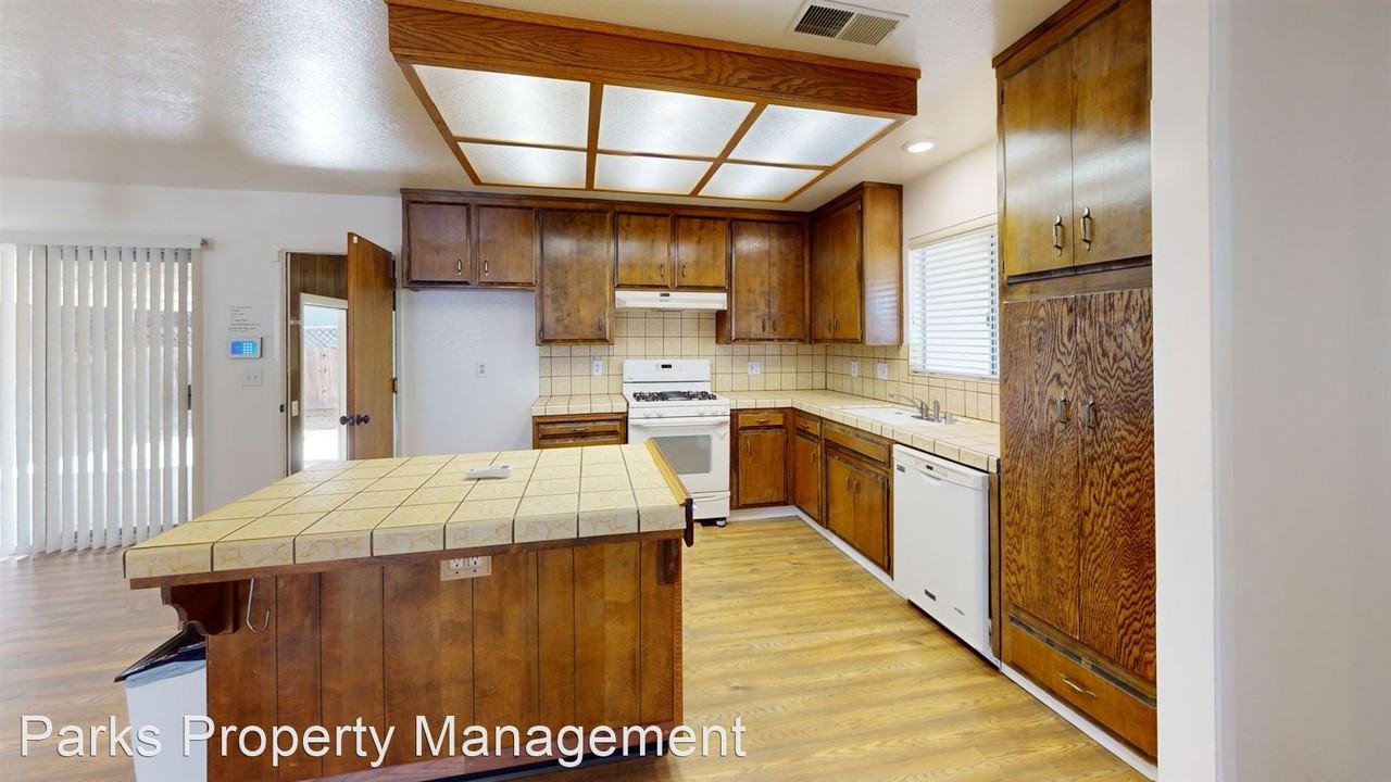 806 Oak St - Photo 2 of 21