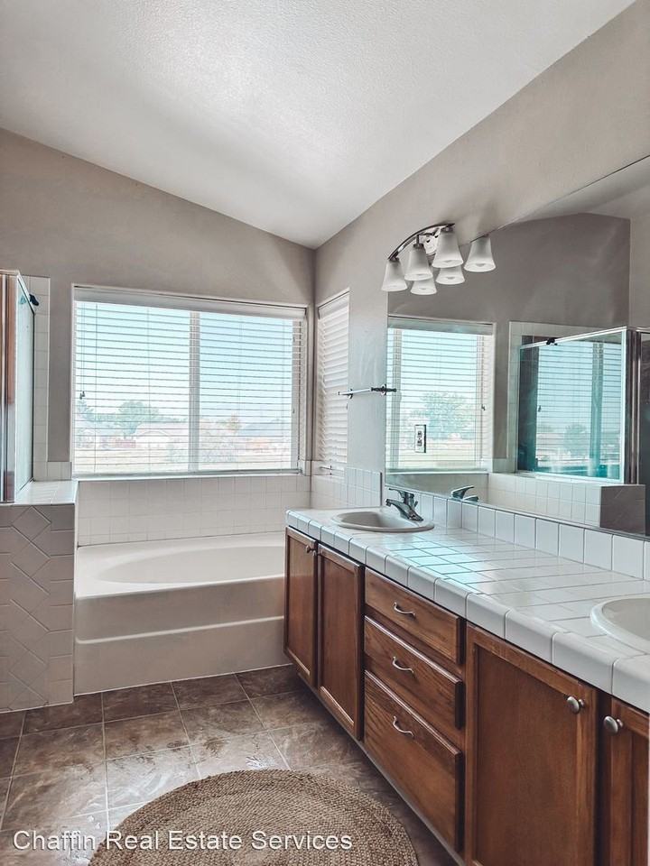 123 Desert Lakes Dr - Photo 2 of 18