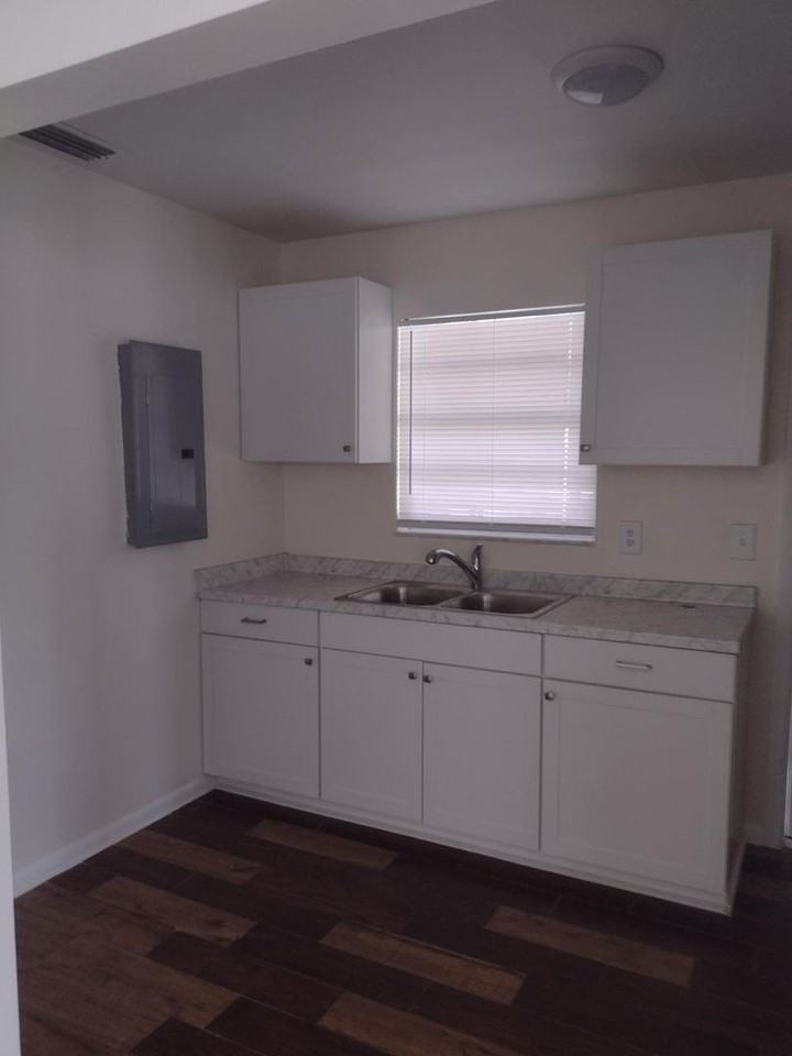 1922 W Freeman Pl - Photo 2 of 8