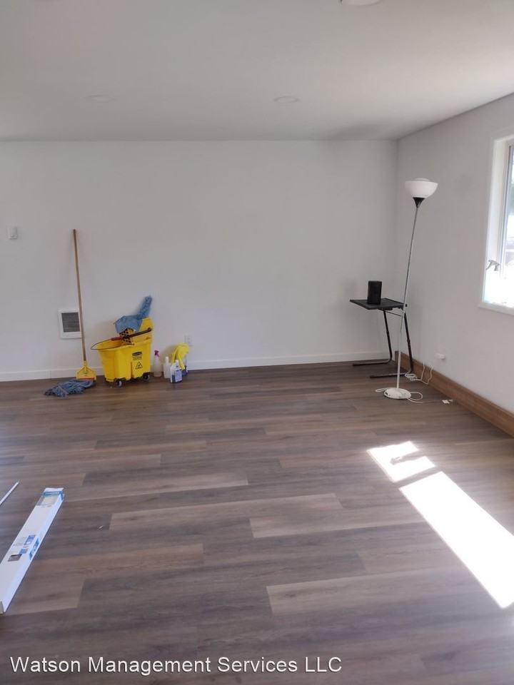 1530 Park Ave Ne - Photo 2 of 8