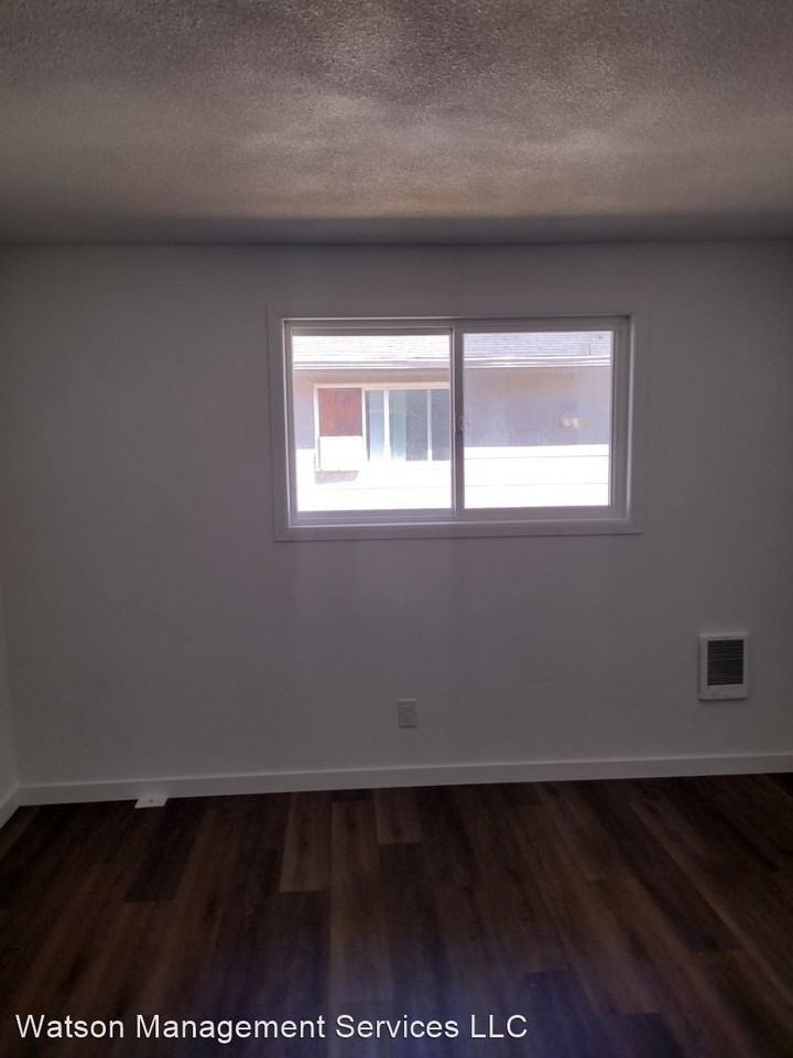 1530 Park Ave Ne - Photo 3 of 8