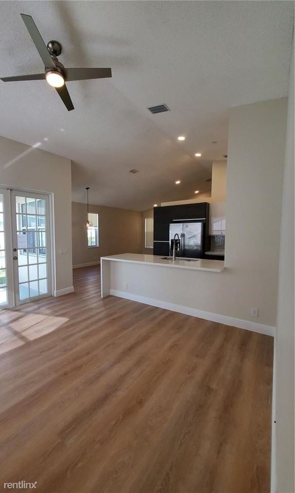 8924 Nw 11th St - Photo 2 of 10